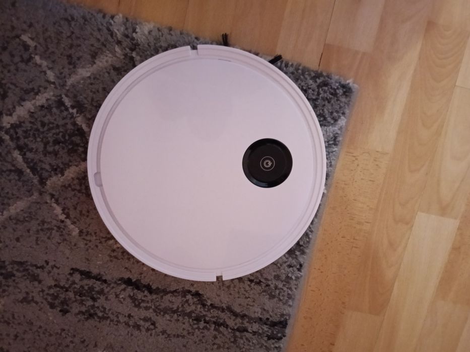 Aspirator robot  curată și aspiră bine