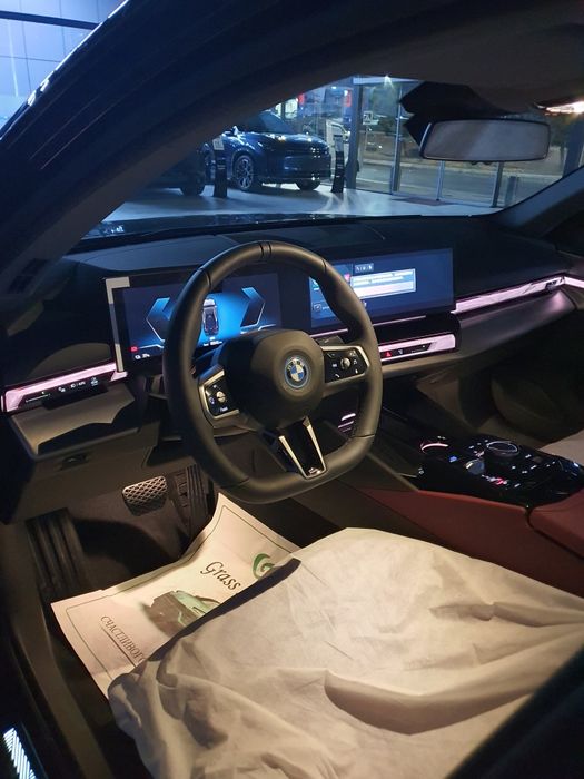 BMW i5 eDrive 40L. EV-elektro.2025