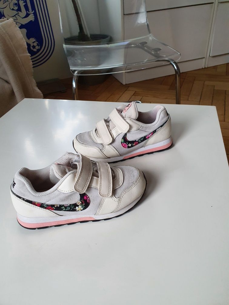 Vand pantofi sport Nike pentru fetite,marimea 28,5