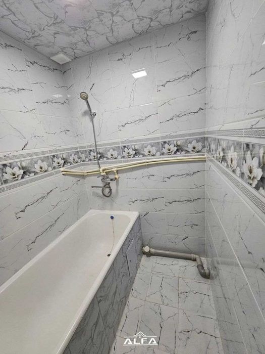 Buxoroda kvartira sotiladi 2 xonali 64m² 4-qavat.