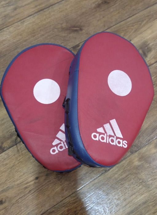 Боксёрские лапы Adidas.