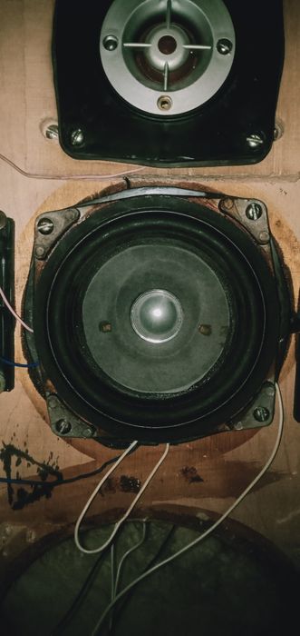 Продам колонку Вега 50 АС нижнего большого динамика нет средний 20W 4