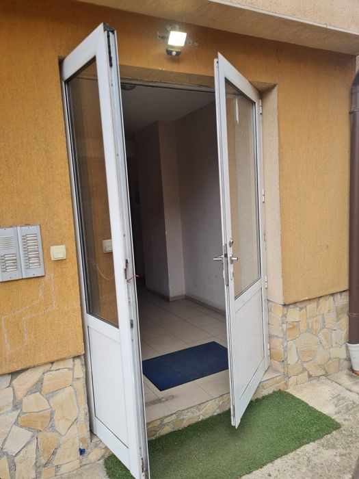 Продавам входна врата 222 см. височина/156 см