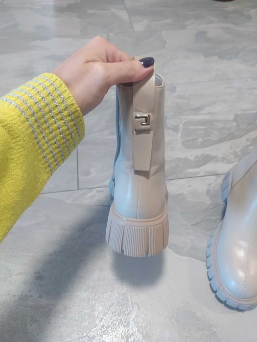 Боти в бежав цвят