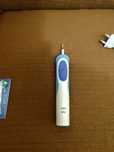 Periuța electrica cu acumulator și încărcător wireless OraL B