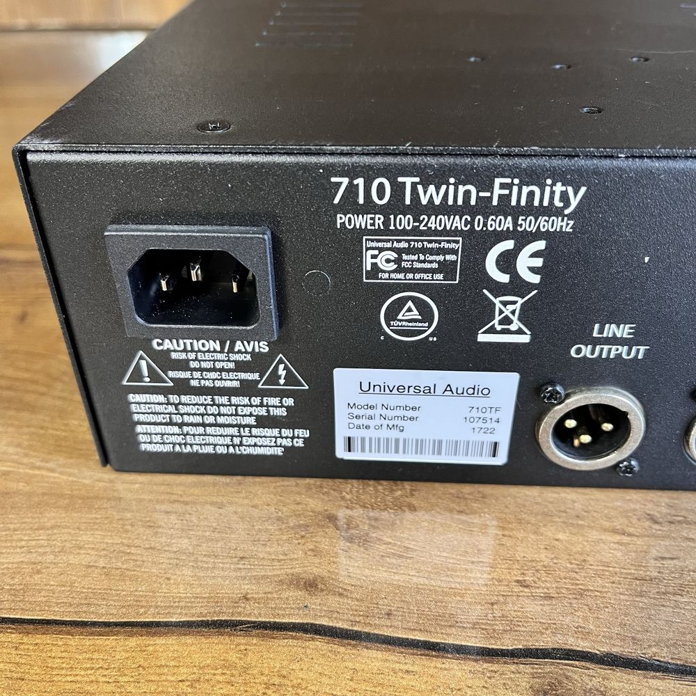 Universal Audio 710 Twin Finity предусилитель