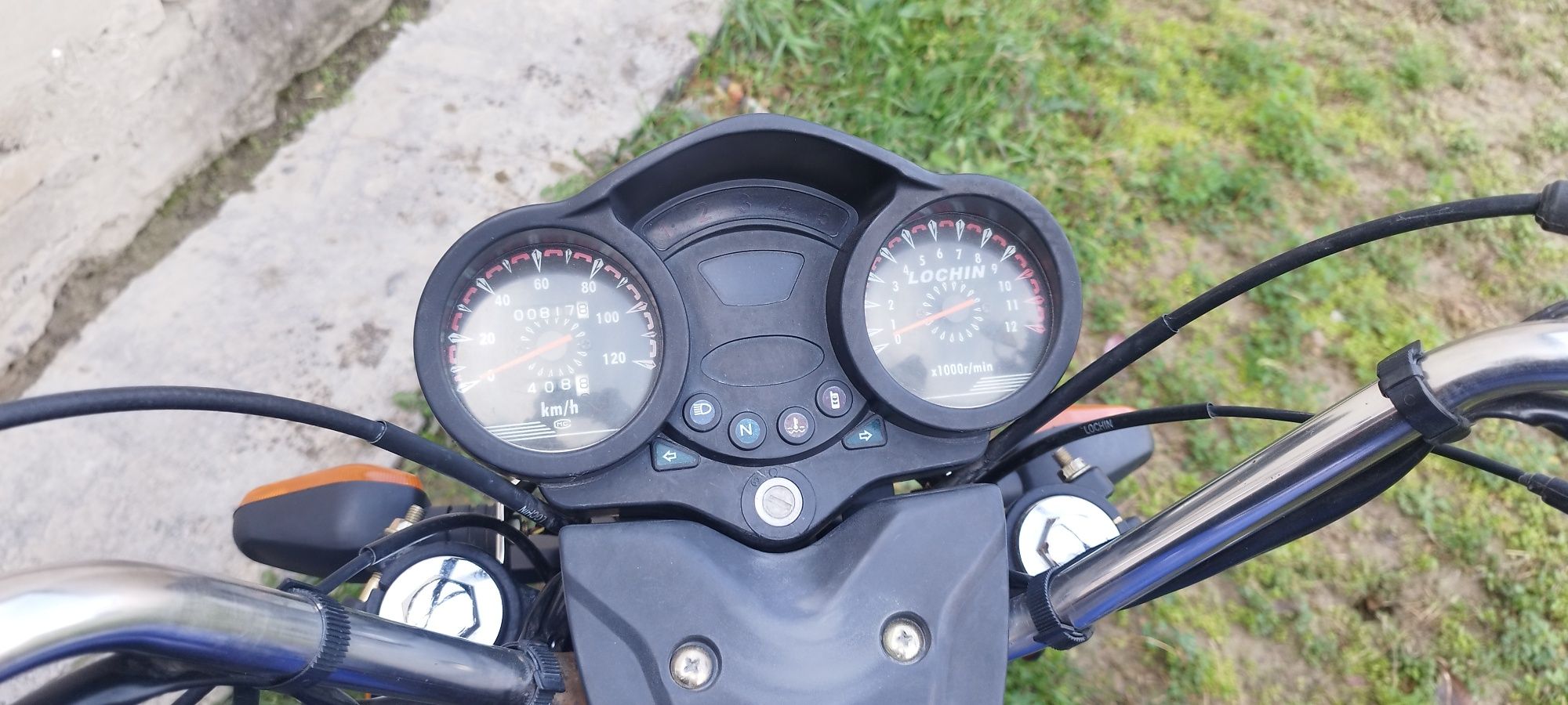 Lochin motosi tortishi zor yangiday turibdi ideal holatda