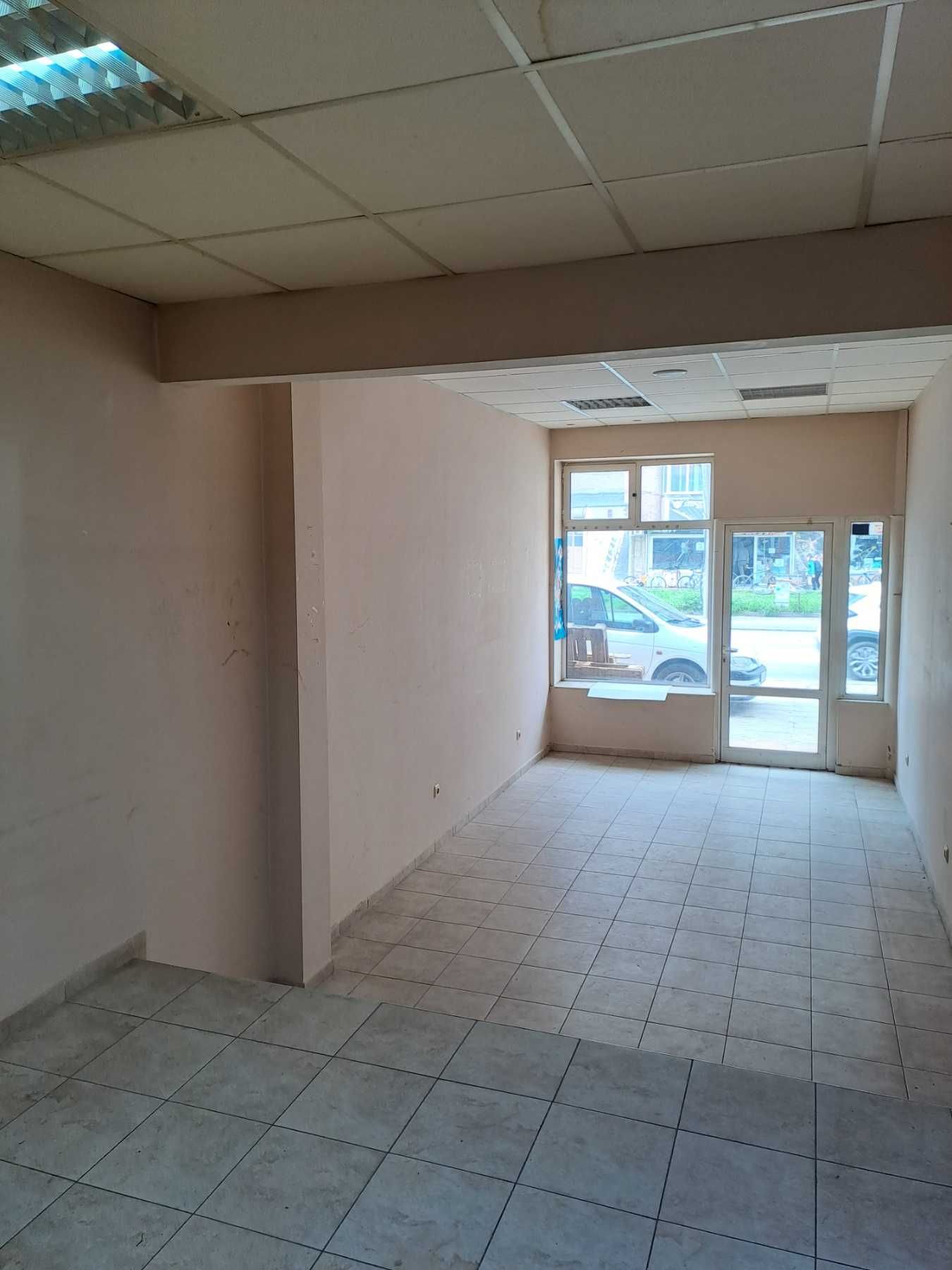 Давам търговско помещение-40 кв.м под наем.