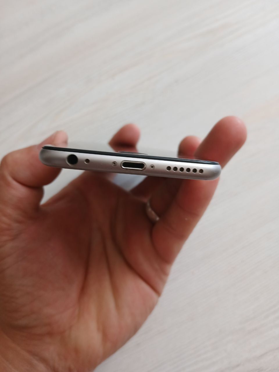 Iphone 6 sotiladi zapchastga