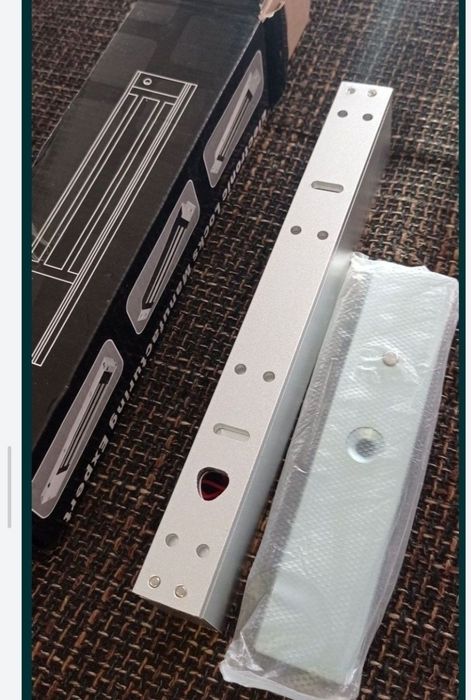 Încuietoare electromagnetică EM-350S

Dimensiune blocare	250Lx50Wx26H