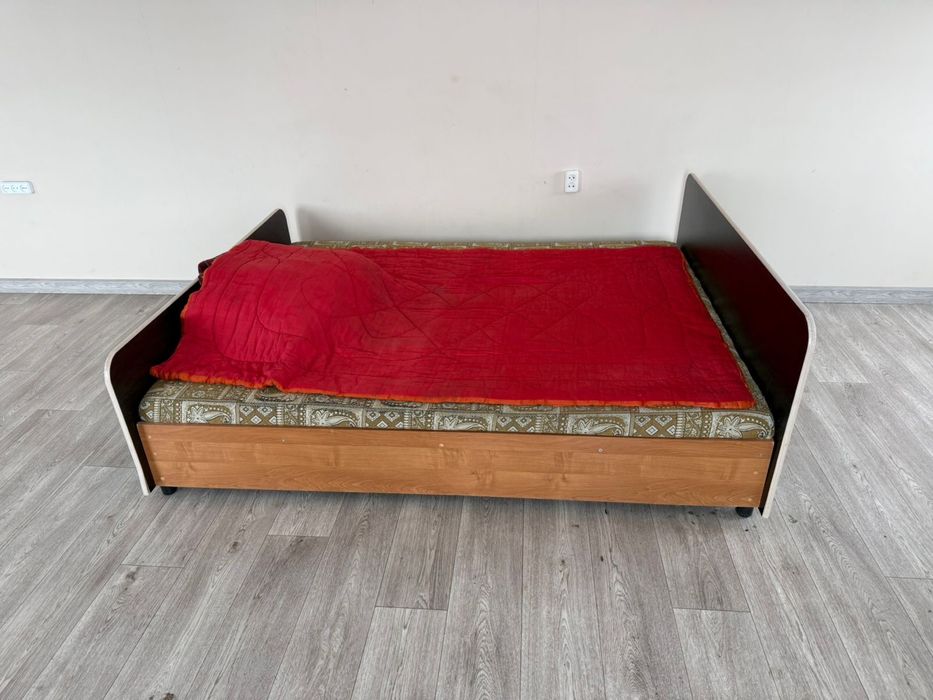 Продам кровать с матрасом 1,6 на 2,0 м