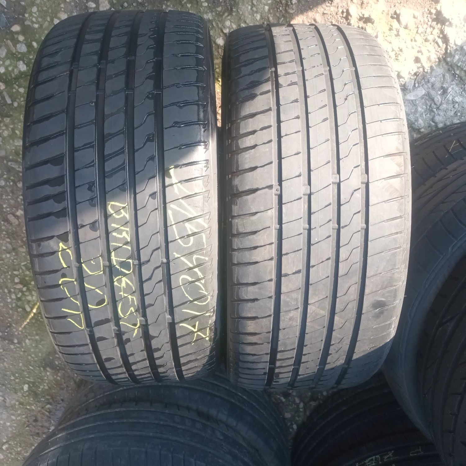 215 40 17 Bridgestone 2бр летни дот 2020г