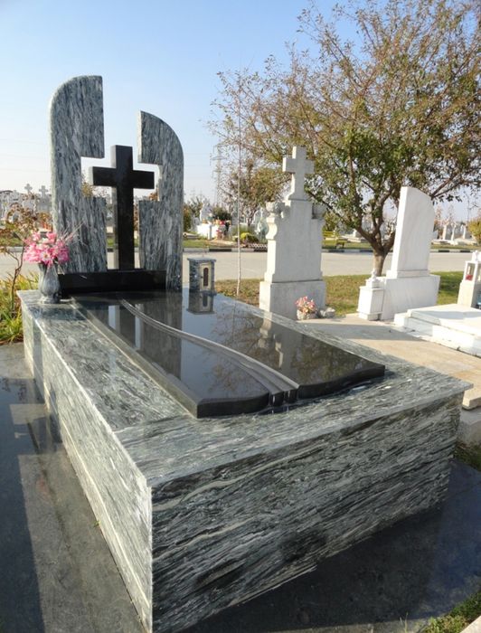 Vând monumente funerare 
Monument funerar elegant din granit – reziste