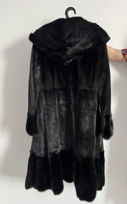 Шуба идеалтном состоянии, надевала только один раз. Очень тёплая, мягк