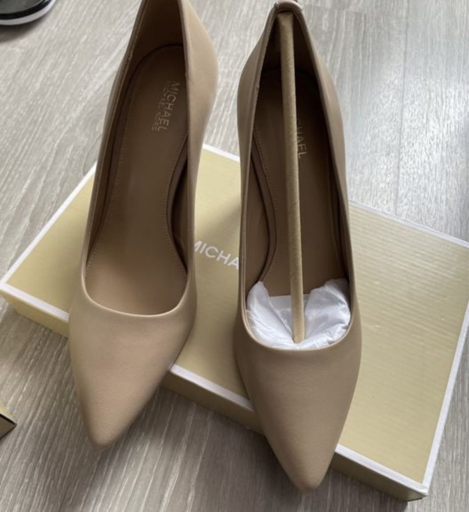 Michael kors pumps