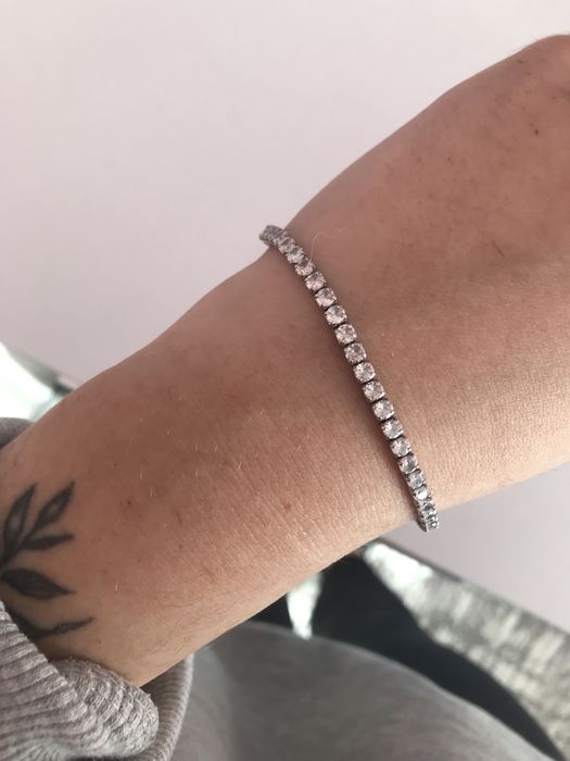 Сребърна гривна с камъни