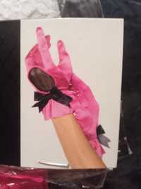 Розовые атласные перчатки