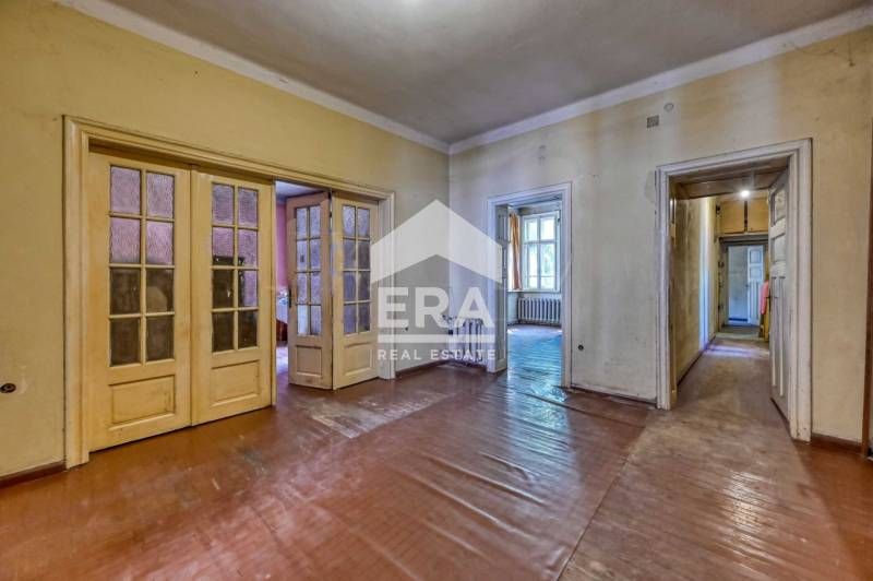 Продава се Многостаен апартамент в София, Център - 180 кв.м за 3667 €/кв.м - Снимка #1