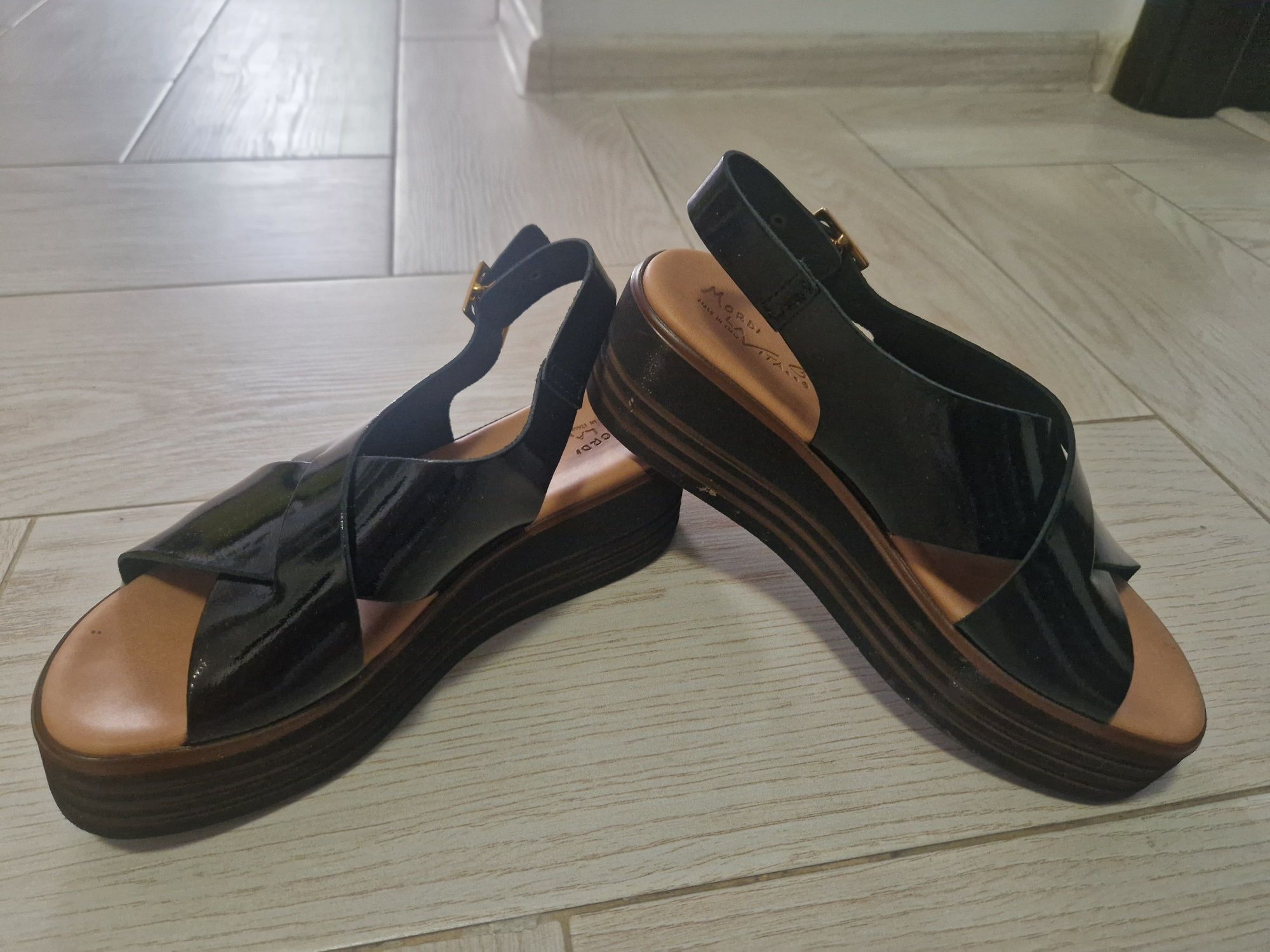 Sandale din piele lacuita, marimea 38, noi