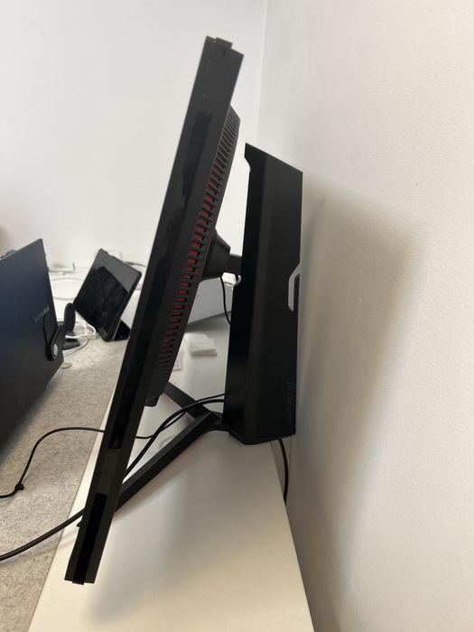 Monitor LG 32” QHD + brat de birou