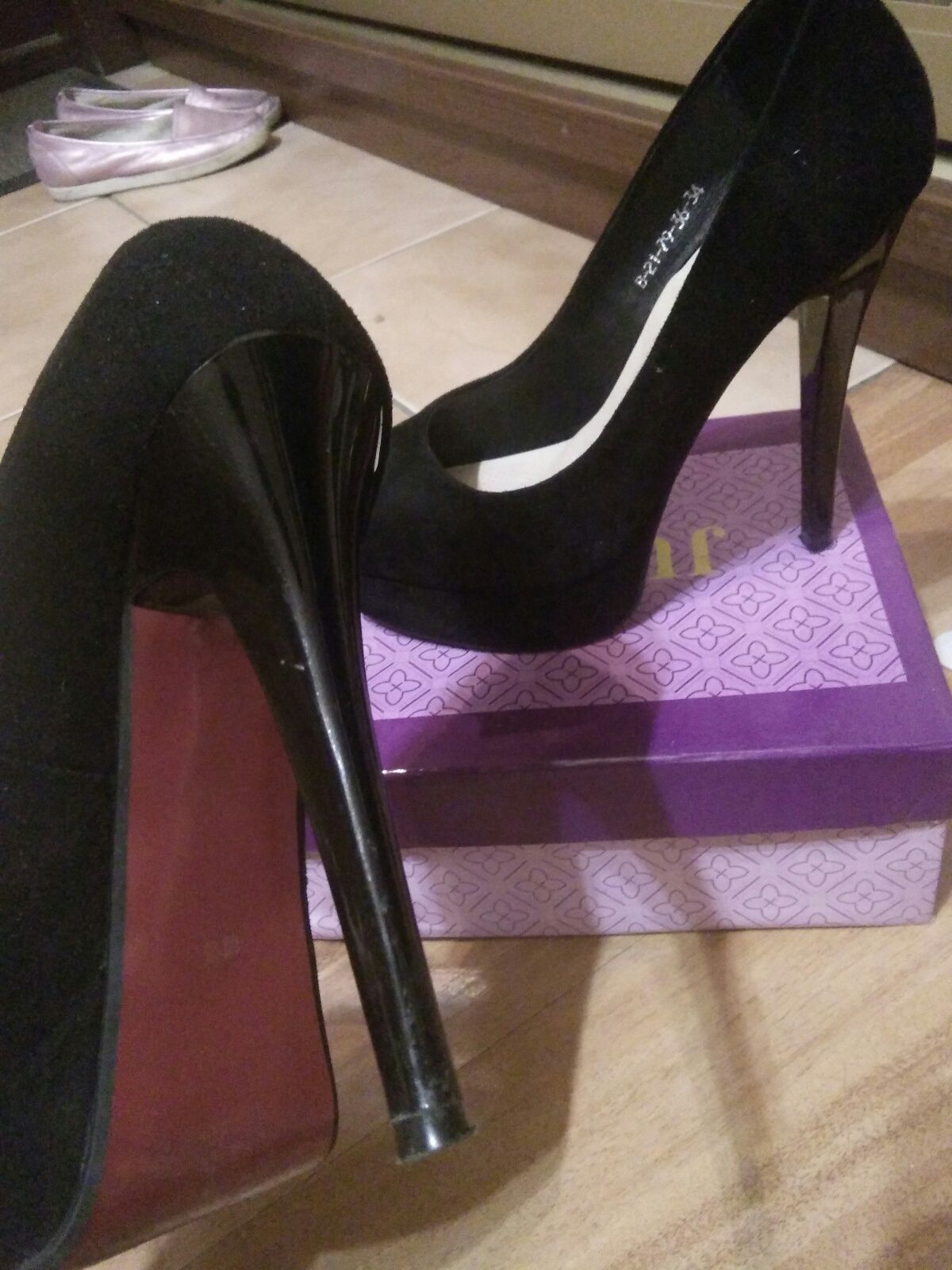 Черные женские туфли на шпильке.