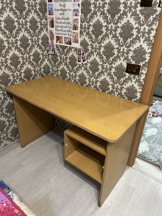 Отдам даром стол, парту