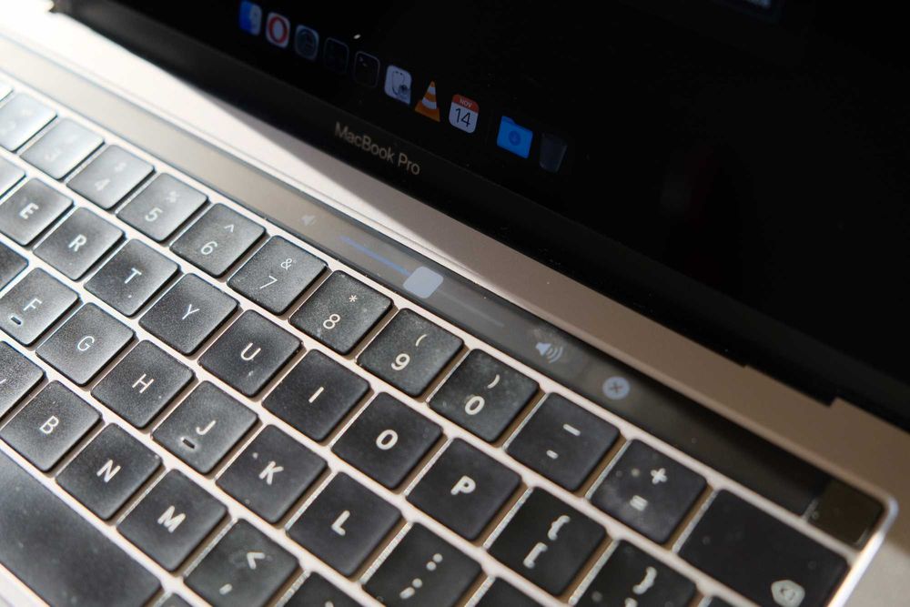 MacBook Pro A1706 - 13" Retina Display, Touch Bar, 500GB SSD, 8GB RAM