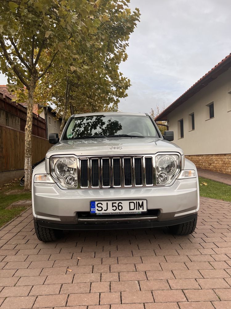 Vând Jeep Cherokee