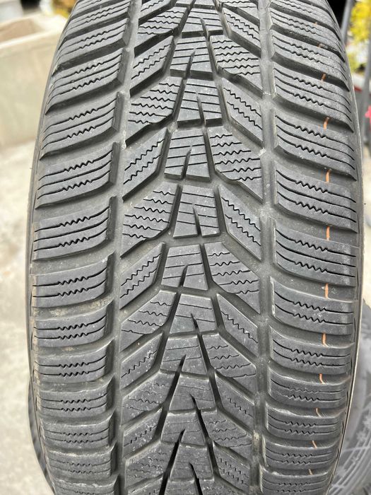 Продавам 2бр. зимни гуми Hankook 215/55/18 99V DOT2922 Made in KOREA!!
