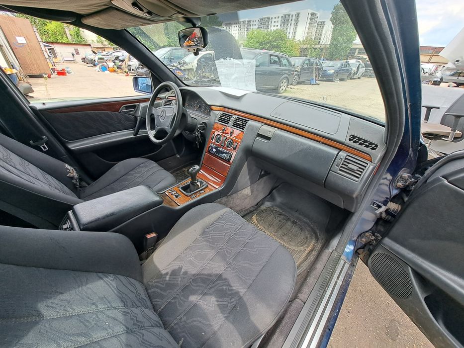 Dezmembrez Mercedes Benz w210 2.0B 100 kw 1996