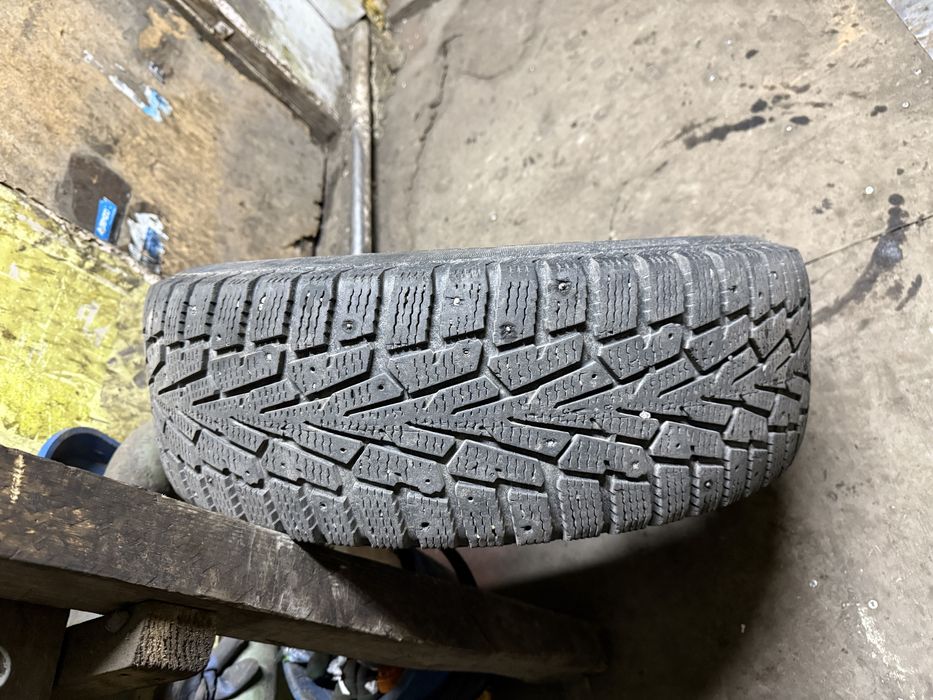 Продам резину 215/65/16 шипованую б/у