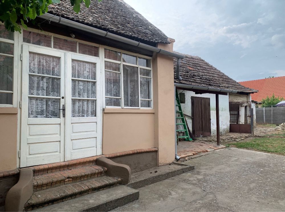 Casa de vanzare zona centrala Lovrin langa parc biserica piata strand