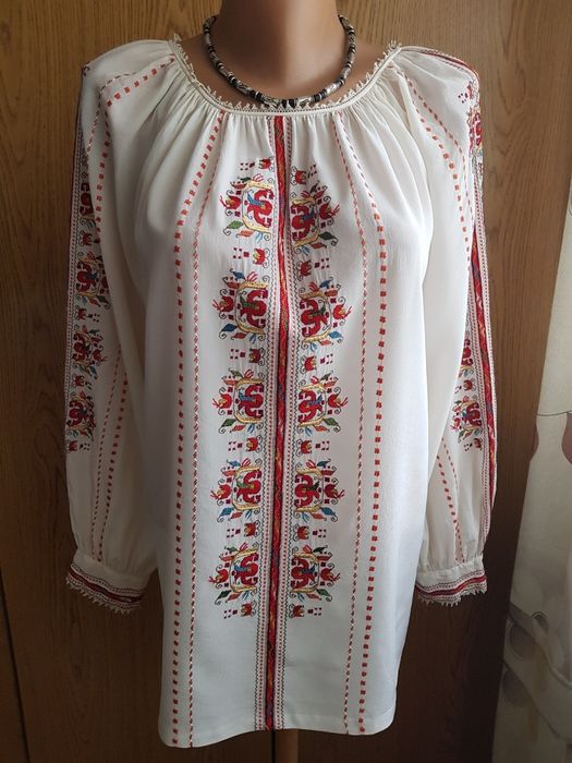 Ръчно бродирана блуза с етно мотиви