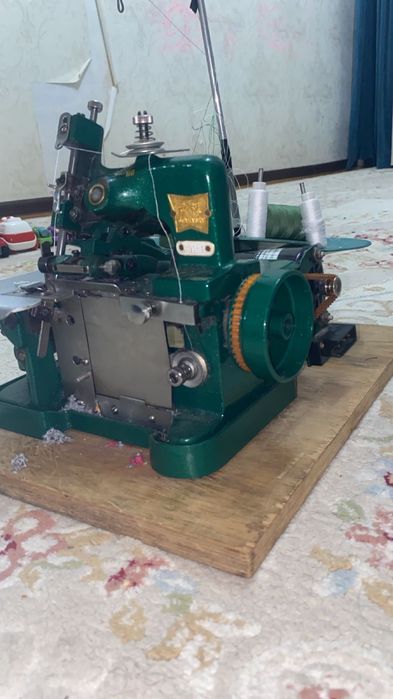 Оверлок б/у продаеться