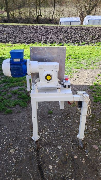 Vând mașină de tocat carne