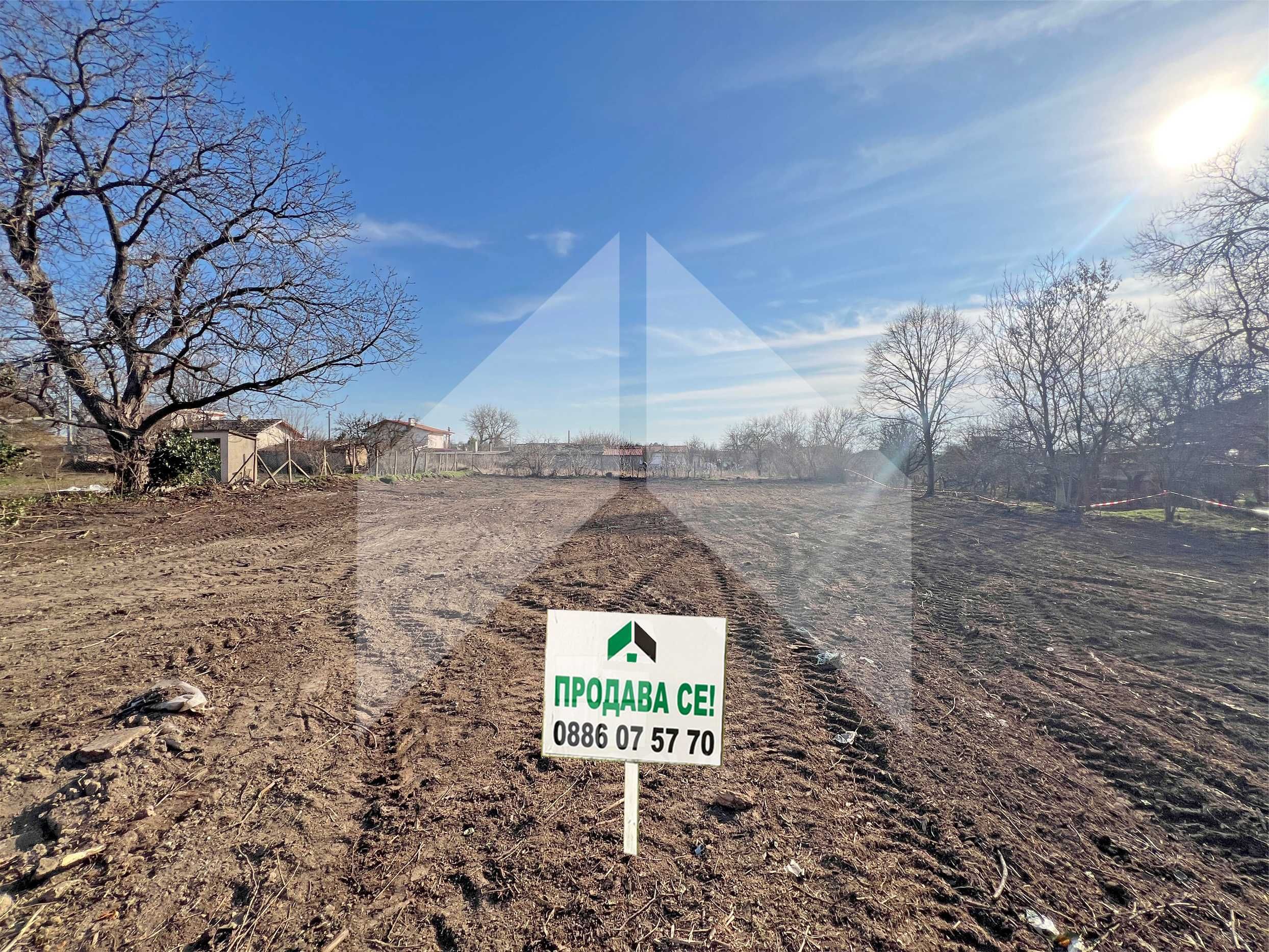 Продава парцел В РЕГУЛАЦИЯ, на главна улица в гр. Плиска с ТОК и ВиК.