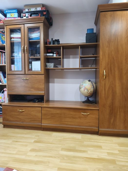 Секция с витрина и гардероб