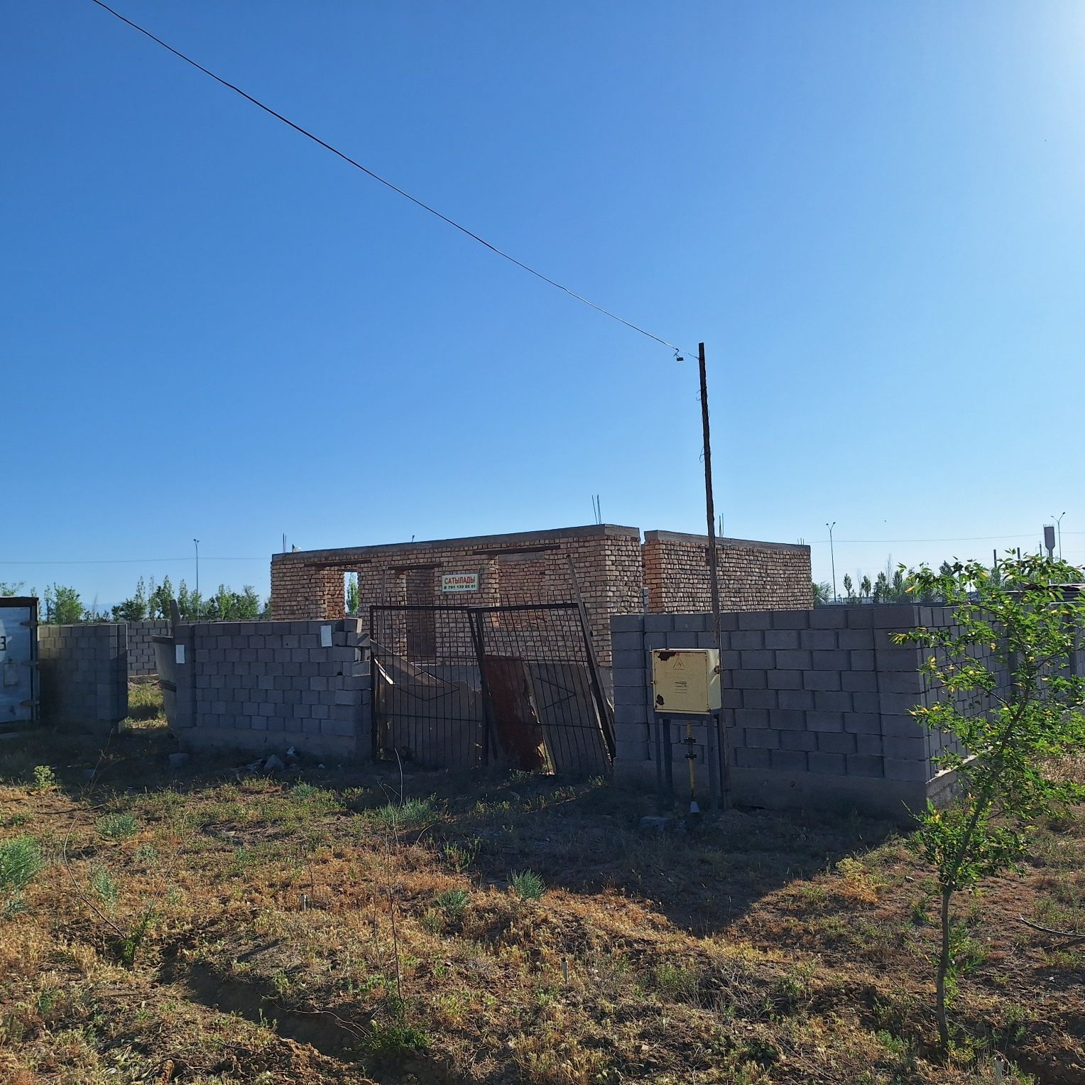СРОЧНО Земля с недостроенным домом.