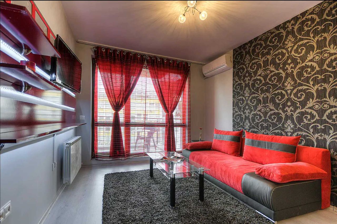 Дава се под наем Тристаен апартамент в София, Център - 120 кв.м за 950 € - Снимка #2