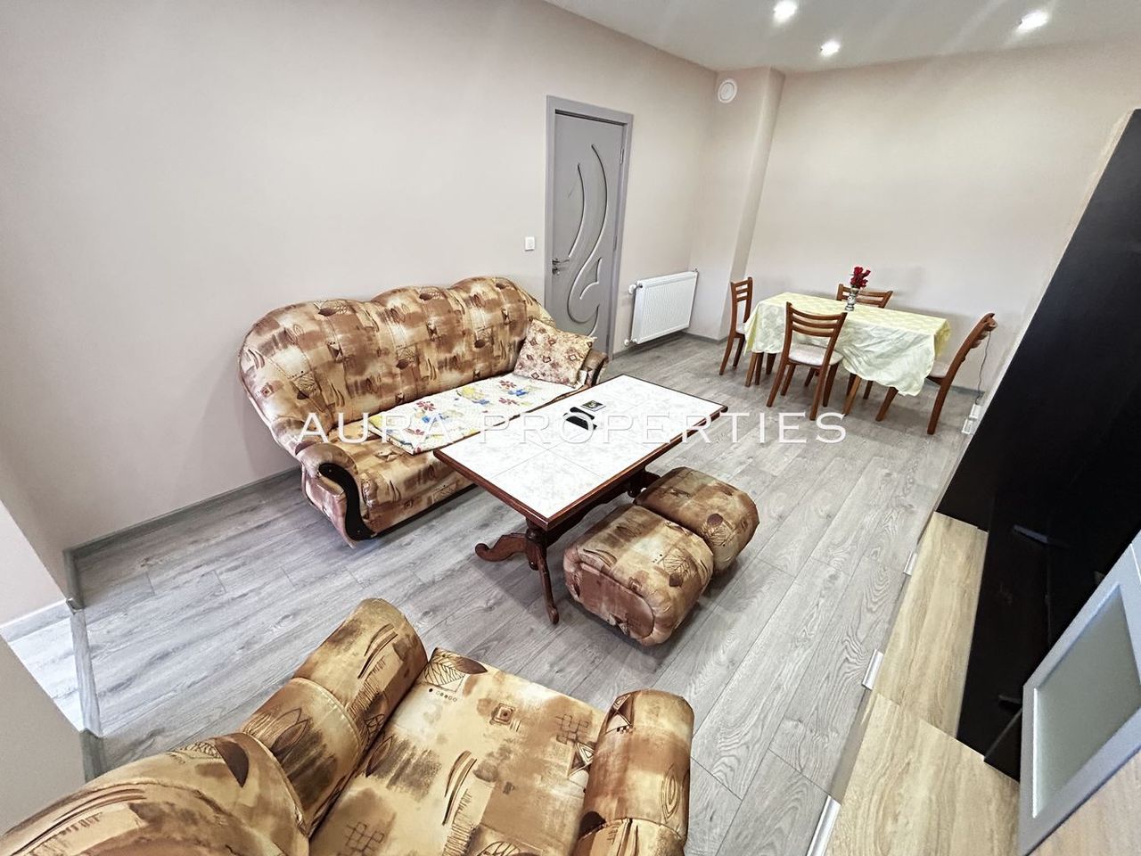 Продава се Тристаен апартамент в Разград, Орел - 76 кв.м за 1141 €/кв.м - Снимка #8