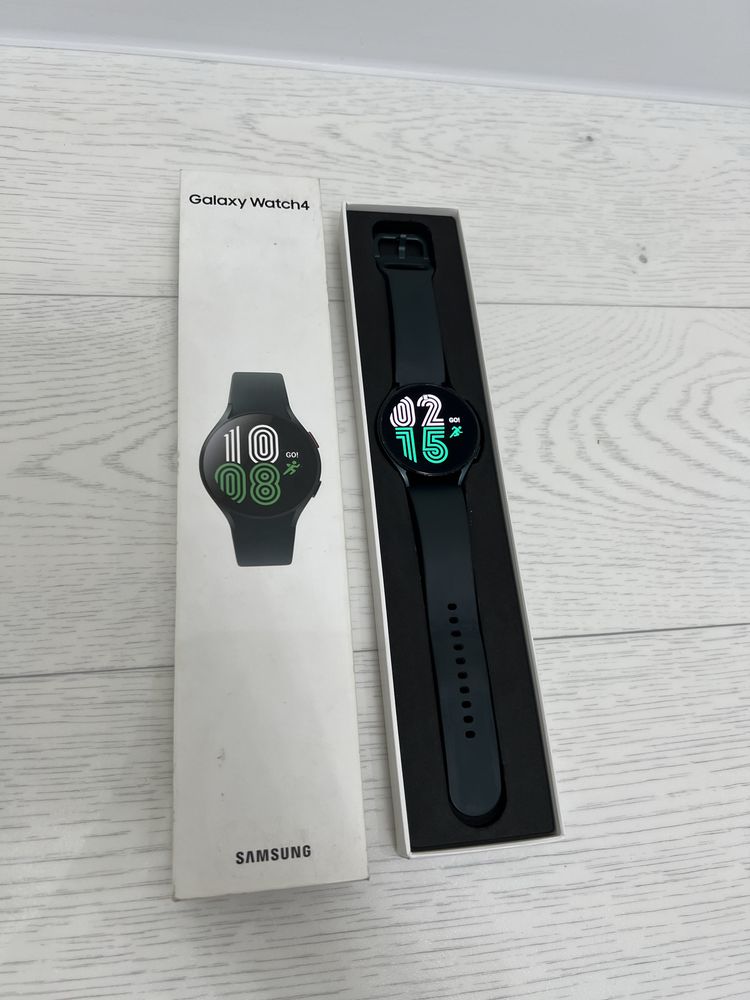 Samsung Galaxy Watch 4 44mm в хорошем состоянии