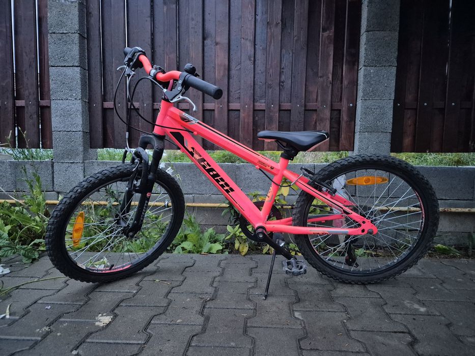 Bicicleta roz pentru fetite