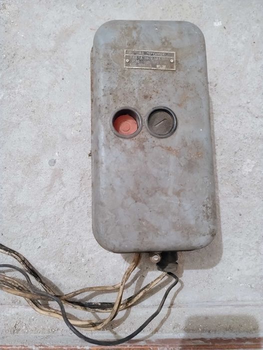 Стар български магнитен пускател (табло)