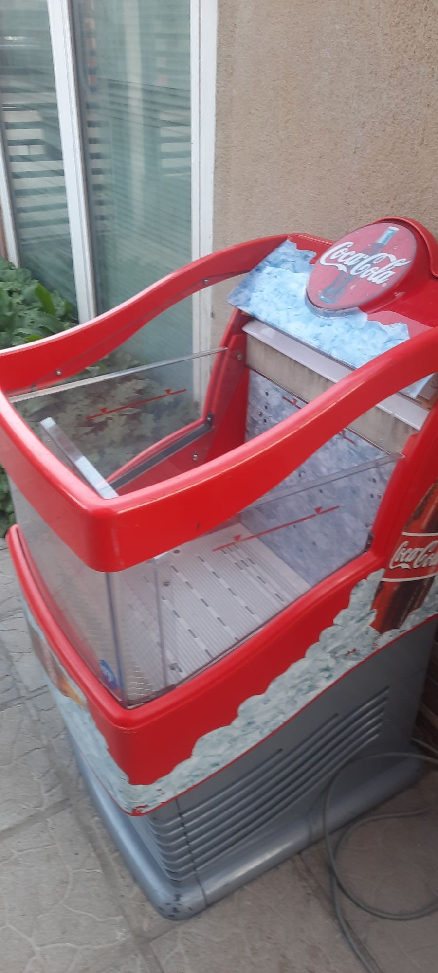 Охлаждаща Витрина на  Coca Cola. За Безалкохолни напитки