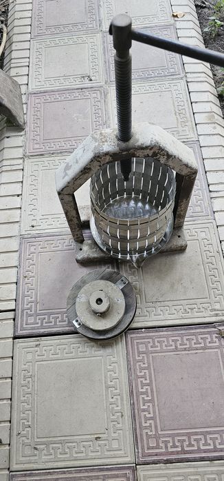Пресс для отжима вина .