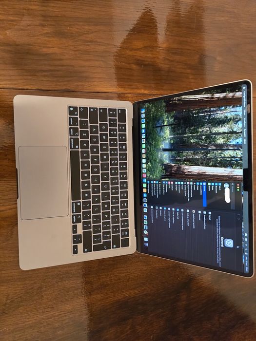 Laptop Apple MacBook Air 13-inch, cu procesor Apple M2,