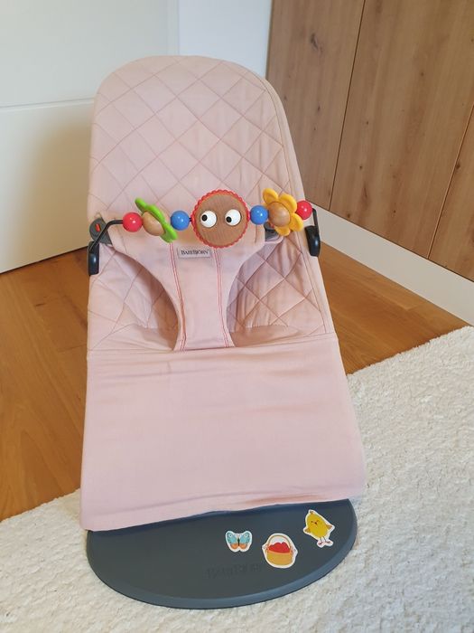 Balansoar Baby Bjorn ROZ pudrat CU JUCARIA INCLUSA (+ Cadou la Alegere