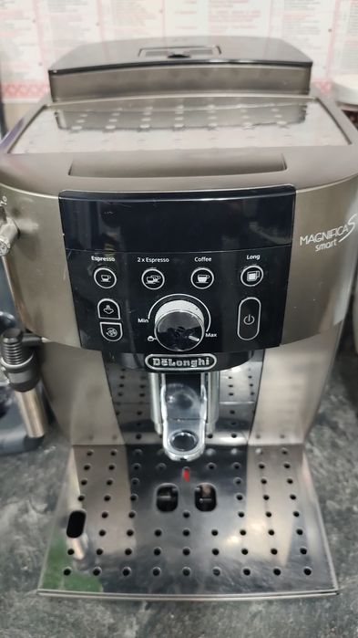 Expresor DeLonghi cu Boabe și măcinat