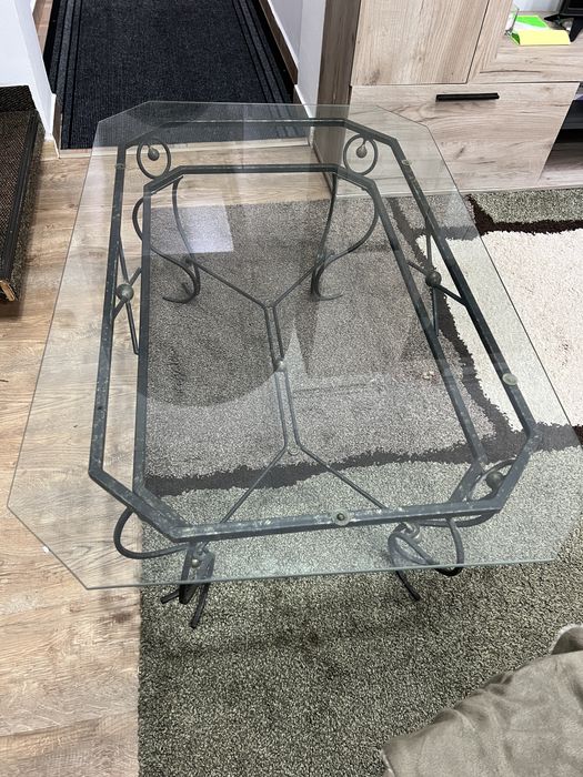Masă din sticlă cu structură metalică