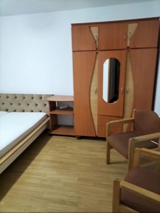 Ofer garsonieră  de închiriat